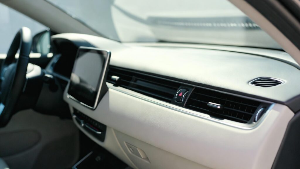 エアコン が 臭い 車