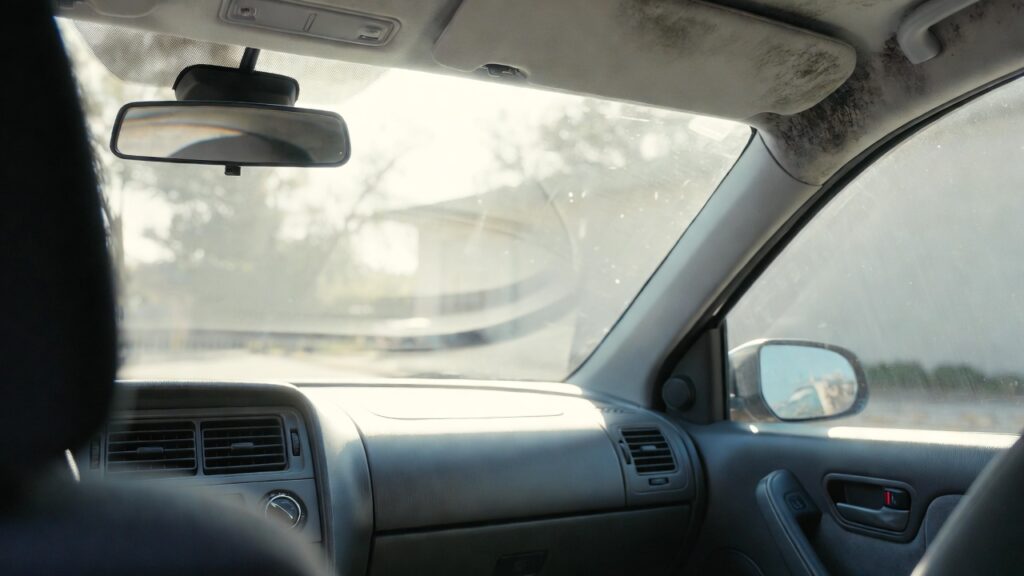 車 エアコン 臭い 原因