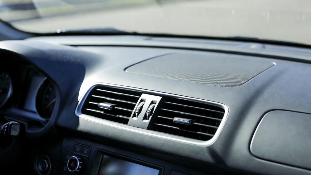 車 エアコン 臭い 急に