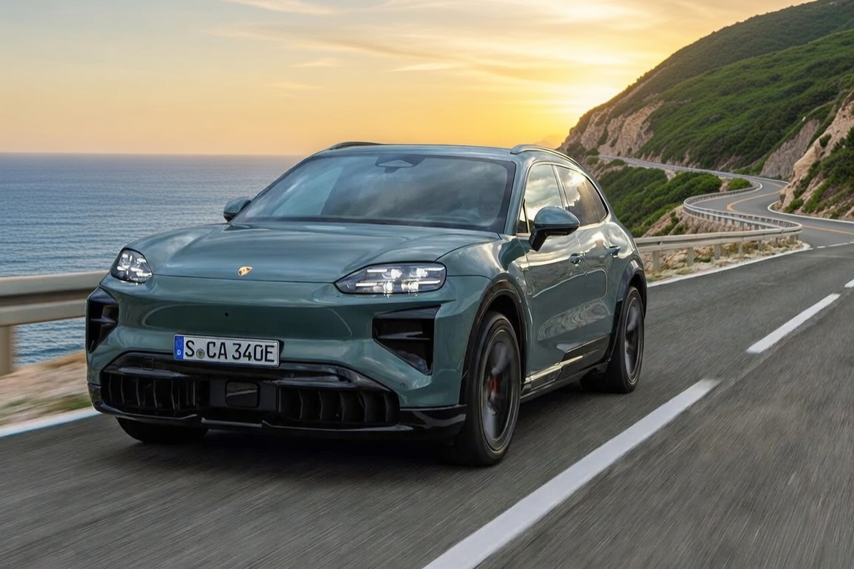 カイエン EV 航続距離 新型